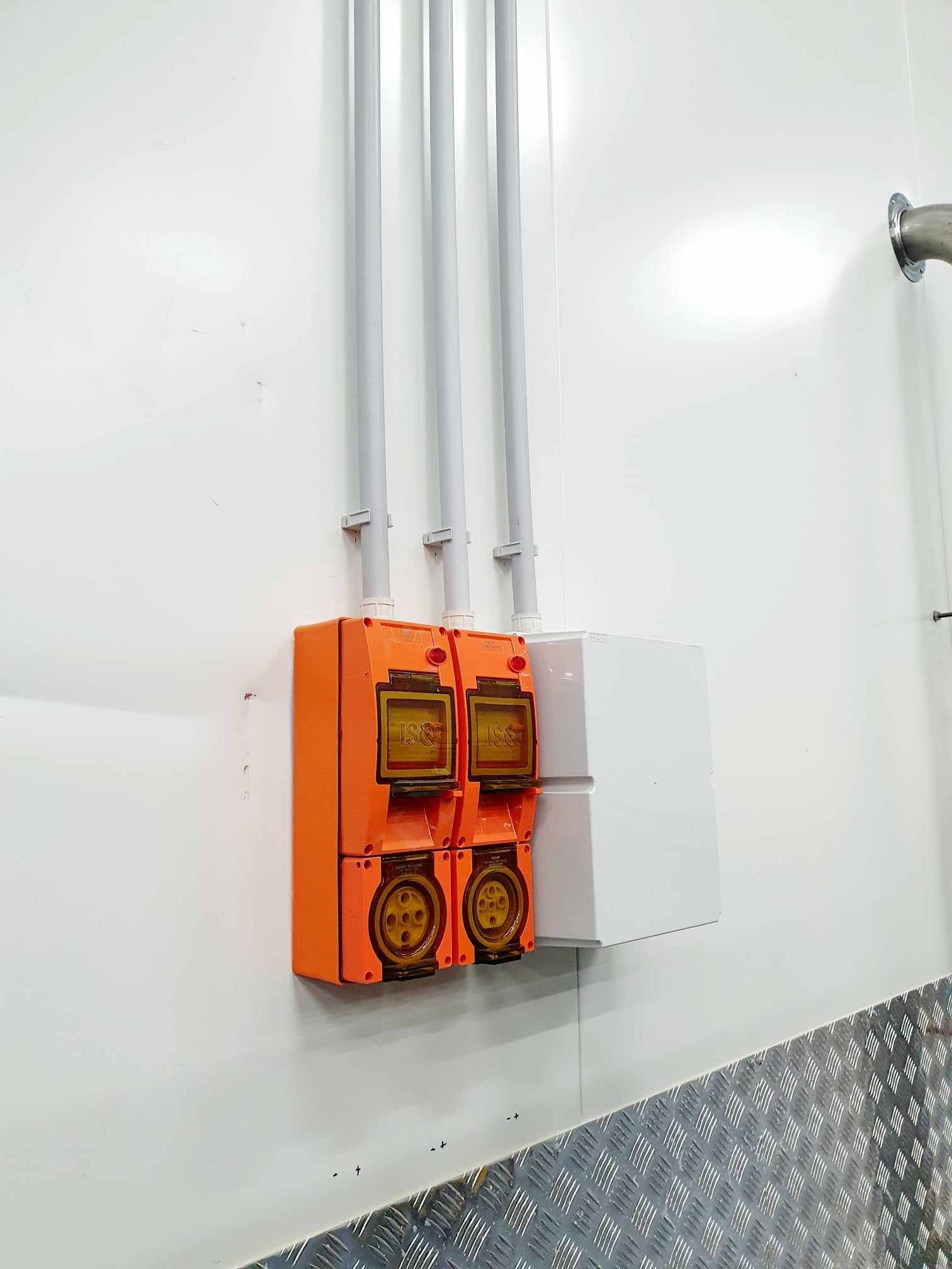 Industrial electrical outlets and cabling installation